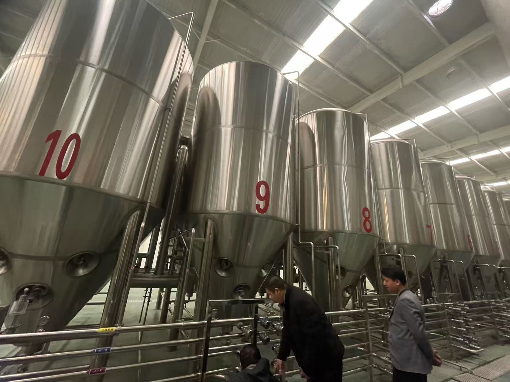 新乡精酿啤酒设备厂—平面布置、设备设计、制造、调试、培训等一条龙服务